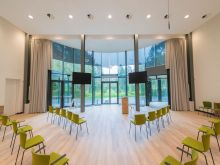 Aula met zicht op het park
